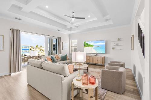 Posezení v ubytování Gorgeous 6 Bedroom New Build 261 Carolina Ave- Heated Pool home