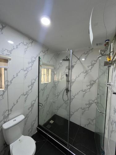 un bagno con doccia e WC di Sweet Home hotel a Lekki