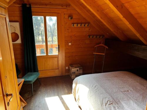 Giường trong phòng chung tại Chalet de Lucie et Lison