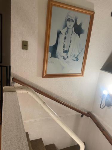 une image encadrée d'une femme sur un mur dans l'établissement habitaciones exclusivas, à Curicó