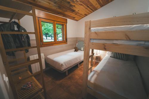 a room with two bunk beds and a window at HolaCamp Aran Aventura in Les