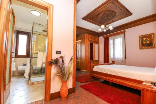 1 Schlafzimmer mit einem Bett und einem Bad in der Unterkunft Hotel BRILANT ANTIK City Center in Tirana