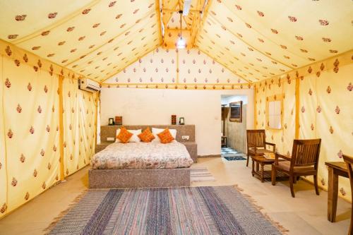 Ένα ή περισσότερα κρεβάτια σε δωμάτιο στο Mayara Fort Luxury Camp