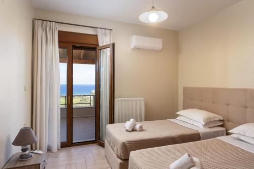 Ένα ή περισσότερα κρεβάτια σε δωμάτιο στο Villa Aris: A Serene Experience, 3BRs, Pool & Bbq