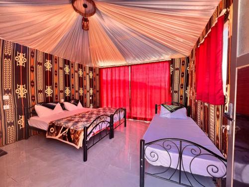 Ліжко або ліжка в номері Wadi Rum Time