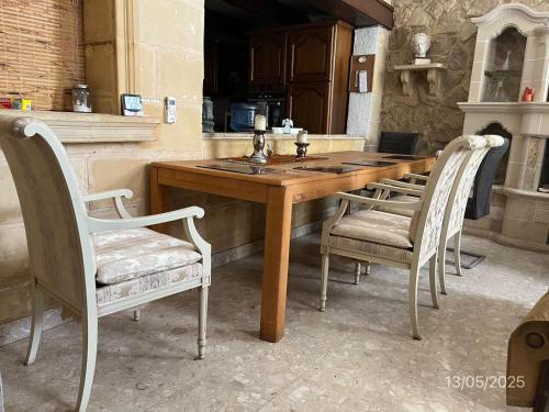 Een zitgedeelte bij Cozy Room with Queensize bed in Historic House