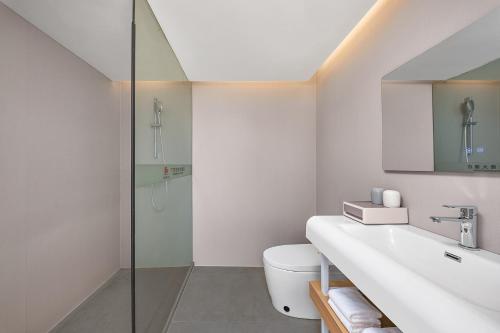 Un baño de Baiyun airport KongGang airport hotel -24hours ree shuttle bus