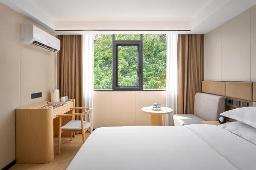 Una cama o camas en una habitación de Baiyun airport KongGang airport hotel -24hours ree shuttle bus