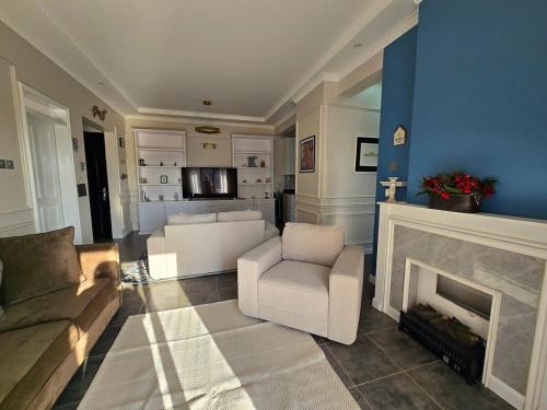 Χώρος καθιστικού στο Water's Edge Lakefront Apt at Pacific Victorian