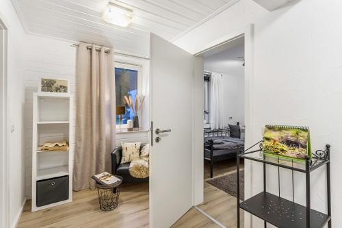 ein Wohnzimmer mit einer Tür zum Wohnzimmer in der Unterkunft Ferienwohnung Küsterland in Assinghausen