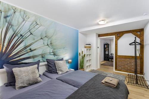 ein Schlafzimmer mit einem Bett und einem Gemälde an der Wand in der Unterkunft Ferienwohnung Küsterland in Assinghausen