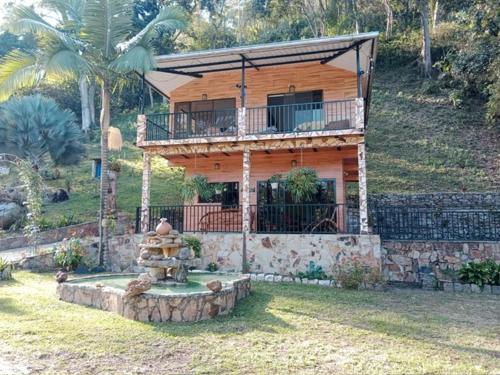 拉米萨Oasis de Colombia的一座前面有喷泉的木屋