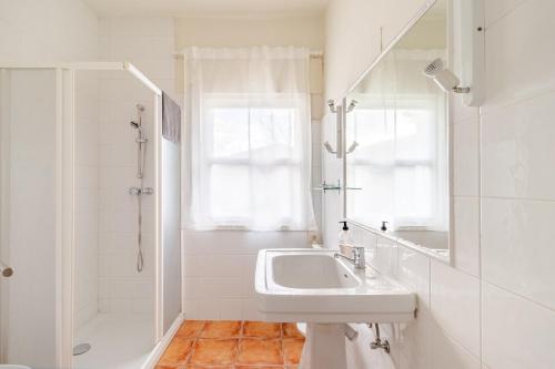 Ένα μπάνιο στο Casa con Jardín Enorme y Vistas Espectaculares Cerca de Pechon