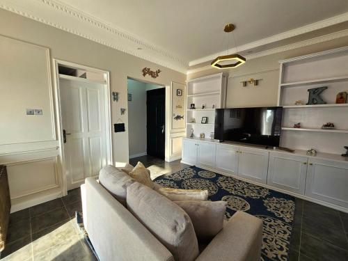 Μια τηλεόραση ή/και κέντρο ψυχαγωγίας στο Water's Edge Lakefront Apt at Pacific Victorian