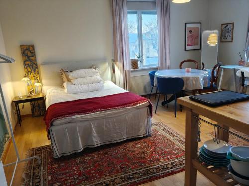 Giường trong phòng chung tại Centrala stan- 2-rums Gästsvit, perfekt för kollegor som önskar separata rum