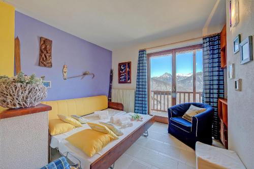 巴多尼奇亚Rebecca's House few steps from skiing - Happy Rentals的带沙发和椅子的客厅