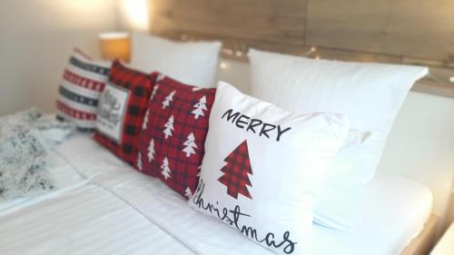 Ένα ή περισσότερα κρεβάτια σε δωμάτιο στο Gelbe Koffer - Design-Apartment in Schiffweiler - Self-Check-in - 2 Parkplätze - WLAN - Balkon mit Gartenzugang - private Terrasse - ruhig gelegen - Nähe See & Wald - bis 4 Pers