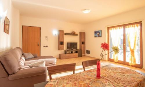 a living room with a couch and a table at Casa Maresol Formia a 5 minuti a piedi dal mare in Trivio