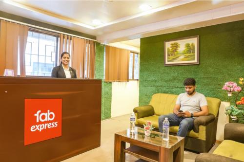 un hombre de pie en un podio en una sala de espera en FabExpress Gargi Executive - Shaniwar wada, en Pune