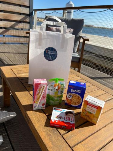 Les Ilots de Gruissan في جرويسان: كيس ورقي وبعض الطعام على طاولة