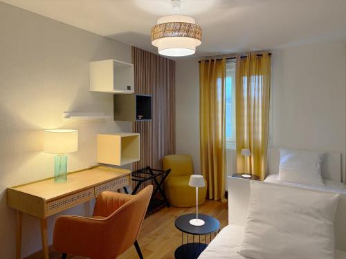 Schlafzimmer mit einem Bett, einem Schreibtisch, einem Bett und einem Schreibtisch in der Unterkunft La Rose des Vents in Valence