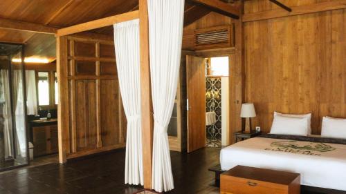 Ένα ή περισσότερα κρεβάτια σε δωμάτιο στο Villa Gubug Ijen Banyuwangi