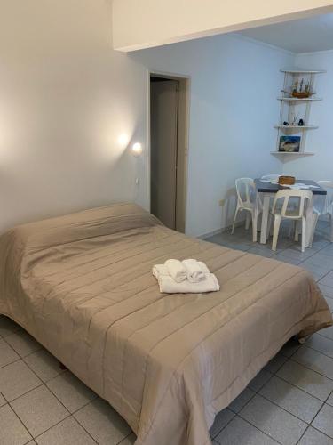 a bedroom with a bed with two towels on it at Monoambiente Supercéntrico! San Martín 436 in Tandil