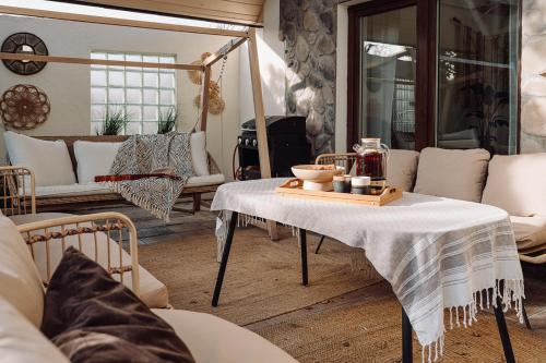 Villa Tapadla في Tąpadła: غرفة معيشة بها طاولة وأريكة