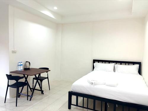 Ένα ή περισσότερα κρεβάτια σε δωμάτιο στο Patong Canal Villa 103