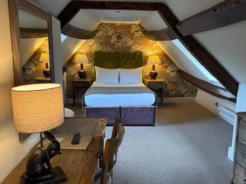 Una cama o camas en una habitación de The Falkland Arms