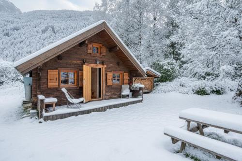 シャモニー・モンブランにあるMazot Mer de Glace - Happy Rentalsの森の雪の丸太小屋