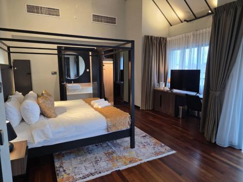 Postel nebo postele na pokoji v ubytování Golden Palm Tree Suite, Sepang, Malaysia