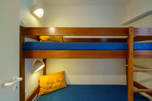 2 stapelbedden in een kamer met een geel kussen bij La Pause Iodée - 100m de la plage in Bénodet