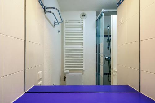 een badkamer met douche en een paarse vloer bij La Pause Iodée - 100m de la plage in Bénodet