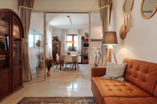 Villa Tapadla في Tąpadła: غرفة معيشة مع أريكة وغرفة طعام