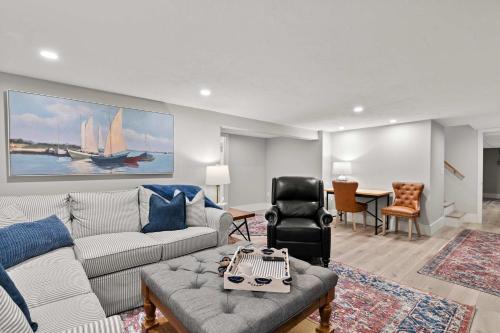 Posezení v ubytování Game Room Central AC 4 mins to Craigville Beach