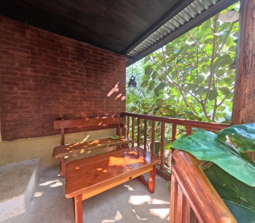 Un balcón o terraza de Bulbul Farm Retreat