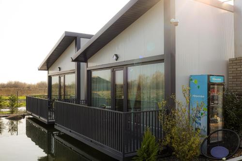 una casa con grandi finestre sul lato di Armonia de pe lac a Buzău