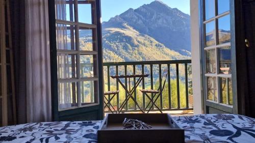 Ein allgemeiner Bergblick oder ein Berglick von des Ferienhauses aus