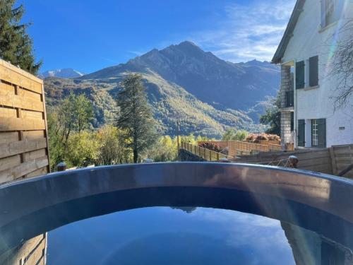 ein Pool mit Blick auf einen Berg in der Unterkunft Gite Suyen, Bain nordique, Sauna in Arrens-Marsous