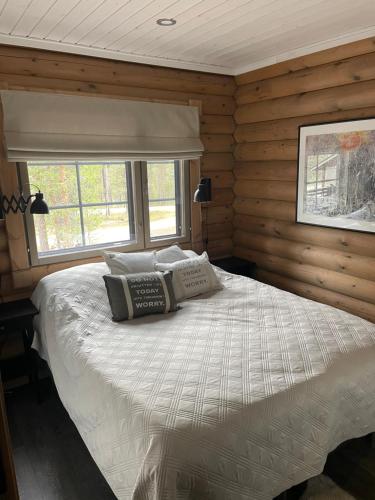 a bedroom with a bed with pillows and a window at Villa Marrikka, Levi in Levi