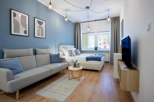 Südstadt-Apartment im Herzen von Paderborn في بادربورن: غرفة معيشة مع أريكة وتلفزيون