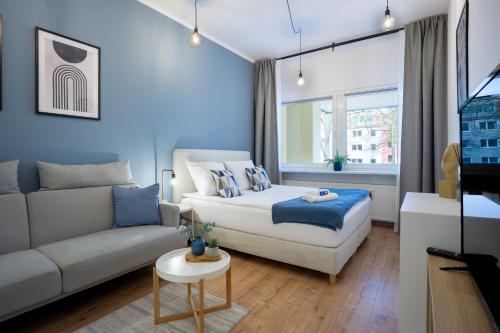 Südstadt-Apartment im Herzen von Paderborn في بادربورن: غرفة معيشة بها سرير وأريكة