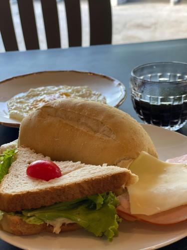 um sanduíche num prato com queijo e alface em Samba Angra dos Reis em Angra dos Reis