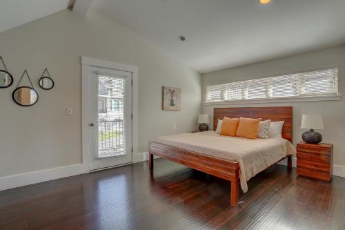 Postel nebo postele na pokoji v ubytování Surf's Up 30 Day Minimum