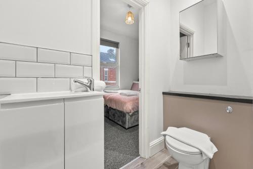 Koupelna v ubytování Modern & Spacious, 4BR 4Bath, Parking, Sleeps 8