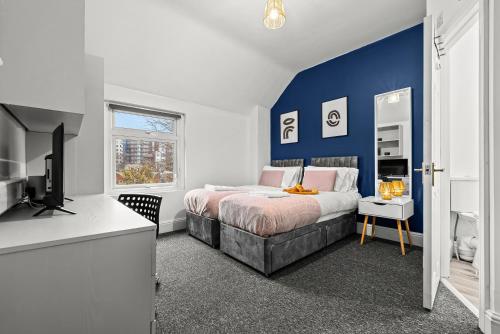 Postel nebo postele na pokoji v ubytování Modern & Spacious, 4BR 4Bath, Parking, Sleeps 8