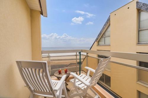 Un balcón o terraza en Les Pieds dans l'Eau Studio a Trebeurden plage