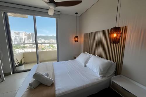 En eller flere senge i et værelse på Hermoso Loft Velas al mar