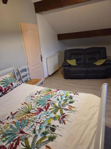 un dormitorio con una cama y un sofá en Au Grés du Vent, en Ruy